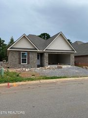 162 Sand Hills Dr, Maryville, TN 37801