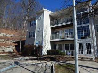 36 Brookside Ln, Mount Arlington, NJ 07856