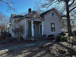 402 S  Main St, Benton, IL 62812
