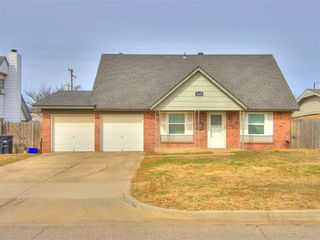 117 SW 5th St, Moore, OK 73160