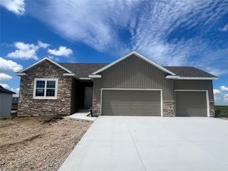 1443 Cardinal Dr, Fairfax, IA 52228
