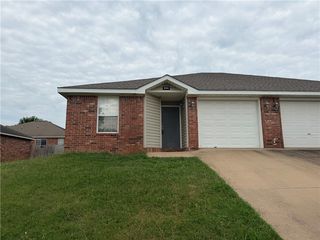 234 Graystone Cir, Centerton, AR 72719