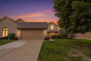 5828 Dawn Ridge Dr, Troy, MI 48098