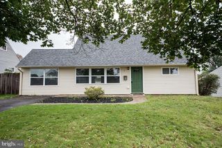 55 Parkside Cir, Levittown, PA 19056
