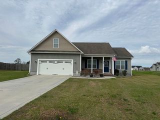 208 Trophy Ridge Dr, Richlands, NC 28574