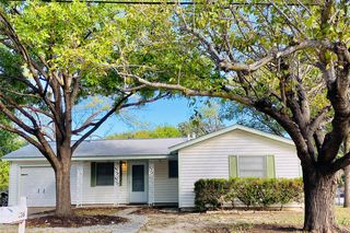 336 Shoreline Dr, Azle, TX 76020