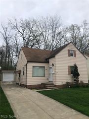 5479 Oakwood Ave, Maple Heights, OH 44137