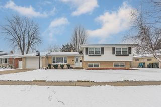 275 Welter Dr, Wood Dale, IL 60191