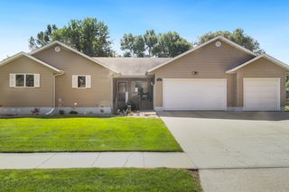 1312 15th Ave NE, Aberdeen, SD 57401