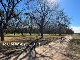 913 E  Landings Dr, Granbury, TX 76049