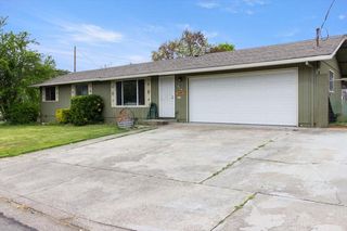 714 NE 12th St, Grants Pass, OR 97526