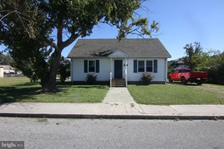 113 2nd St, Crisfield, MD 21817