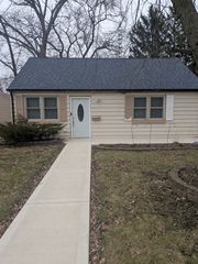 570 Farnum Ave, Aurora, IL 60505