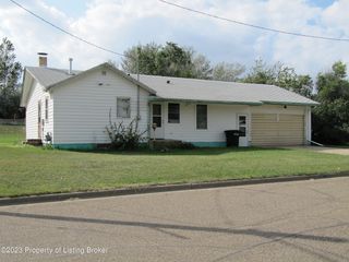 494 3rd St SE, Beach, ND 58621