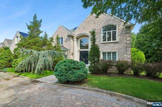 4 Centennial Ct, Totowa, NJ 07512