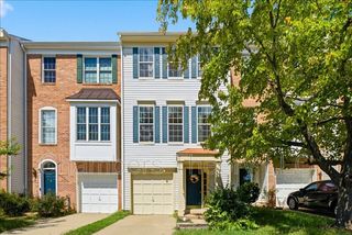 2447 Clover Field Cir, Herndon, VA 20171