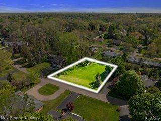 Pine Ridge Rd #93, West Bloomfield, MI 48324