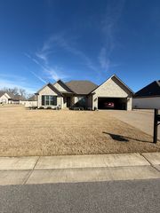 306 Saddlebrook Dr, Medina, TN 38355