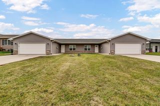 5814 Summerland Dr, Waterloo, IA 50701