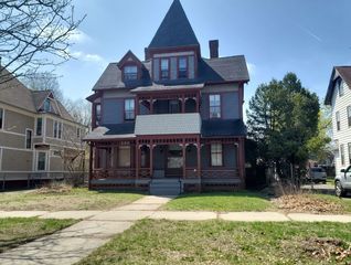 24 Dartmouth St, Springfield, MA 01109