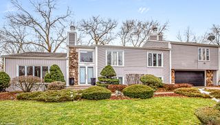 11205 Hiawatha Ln, Indian Head Park, IL 60525