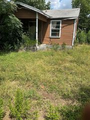 560 S  Navarro St, Giddings, TX 78942