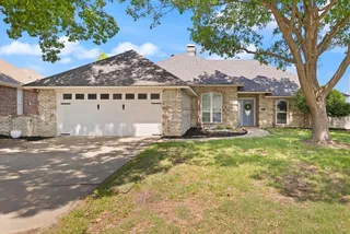 10200 Fieldcrest Dr, Benbrook, TX 76126