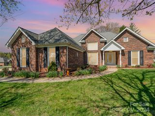 747 Emerson Dr, Mooresville, NC 28115