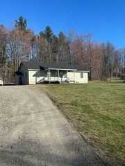 42 Winter St, Lincoln, ME 04457