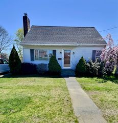 792 County St, Somerset, MA 02726