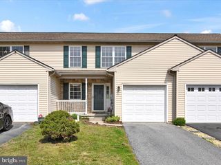 402 Elmshire Dr, Lancaster, PA 17603