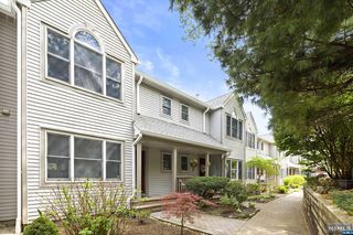 465 Undercliff Ave, Edgewater, NJ 07020