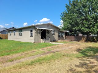735 1st St SW, Detroit, TX 75436