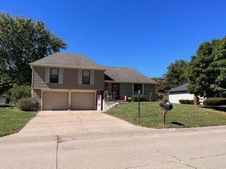 410 Woodcrest Dr, Saint Joseph, MO 64506