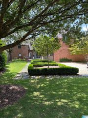 17 Montcrest Dr, Mountain Brk, AL 35213
