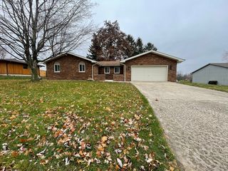 408 Weathering Dr, Mahomet, IL 61853