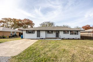 201 S  Parks Dr, Desoto, TX 75115