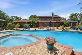 904 W  Belknap St, Jacksboro, TX 76458