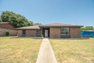 300 Oakwood Ln, Hewitt, TX 76643