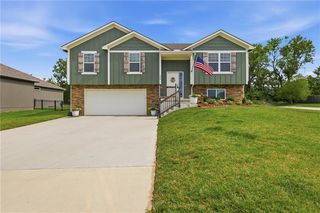 900 NW Crestwood Dr, Grain Valley, MO 64029