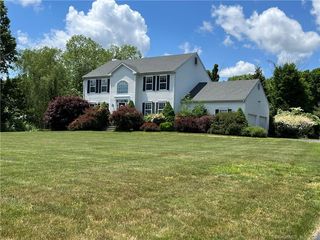 109 Spring Wood Ln, Bloomfield, CT 06002