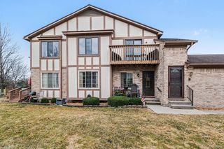 946 Country Club Dr, Saint Clair Shores, MI 48082