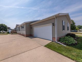 825 Stevens Trl, Monroe, MI 48161