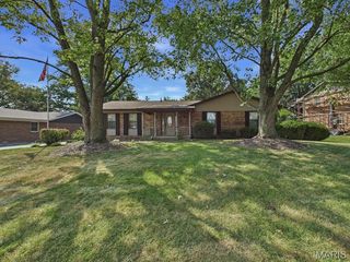 9012 Range Dr, New Athens, IL 62264