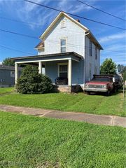 424 Poplar Ave, Williamstown, WV 26187