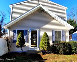 30 Railroad Ave, Rensselaer, NY 12144