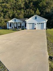 547 Stonehenge Dr, Pikeville, KY 41501