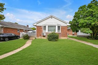 22911 56th Ave, Oakland Gardens, NY 11364