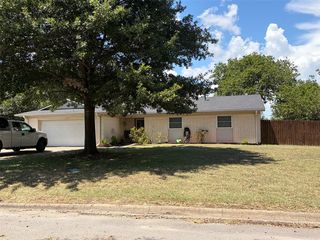 1309 Tamarisk Dr, Mexia, TX 76667