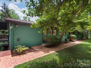 65 Cliff Dr, Laurel Park, NC 28739